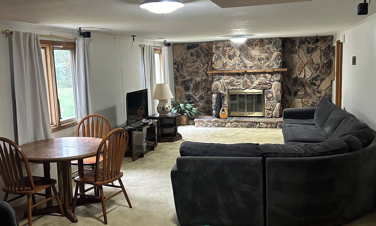 Sioux City Apartment | Walk Out Basement 2-Bedroom Suite in Sioux City