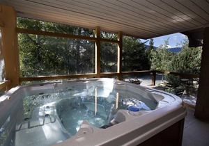 Beautiful 2BR/2B Townhouse with Private Hot Tub in Whistler