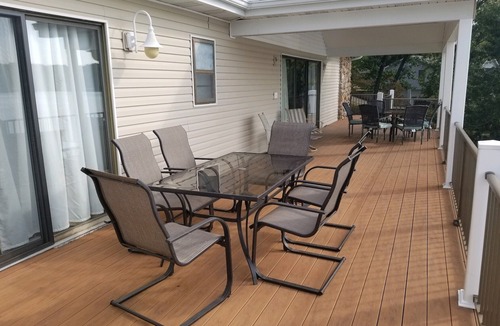 Roach House | LAKEFRONT PADDLEBOARD KAYAK WATERMAT SWIMMING FIREPIT GRILLING SUNDECK FISHING