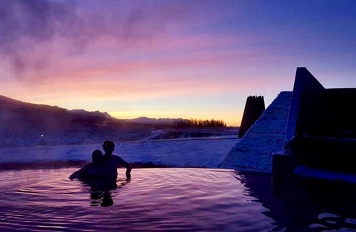 Borgarnes Cottage | Luxury House with a Cozy Guesthouse + Hot Tub close to Snæfellsnes National Park