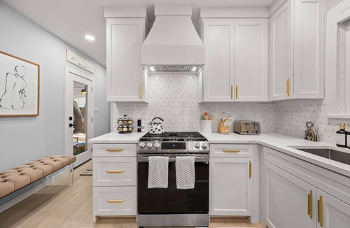 Dallas House | The Hansel-Modern 4 Bed, 3 Bath Bungalow, Hot Tub