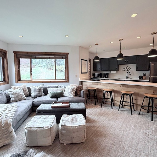 REMODELED Cozy Mountain Modern Ski-in 1 block to Heart of Breckenridge Hot Tubs in Breckenridge