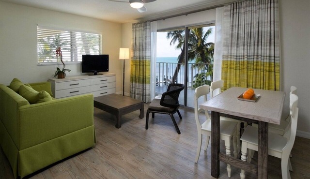2 Suites w/Queen Beds, Kitchenette, Outdoor Pool, Free Parking & Pet Friendly in Islamorada