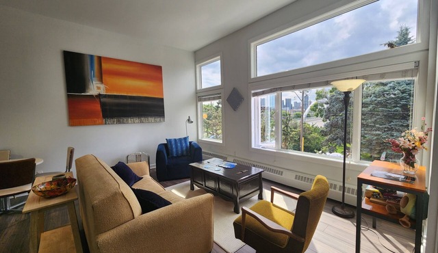 2BR,Sleeps 4-5/6ish, 1free parking, near shops and river. 4 min to confluence. in Calgary