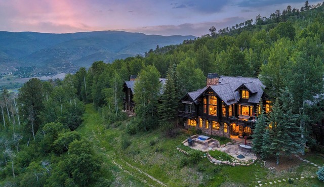 6BR Beaver Creek home with mountain views, hot tub, pool, and ski access in Edwards