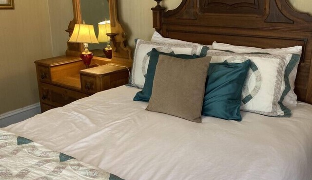 AH #7 · AH #7 Queen Mayo Suite w/Fridge/Micro/Shower/Tub in Wabasha