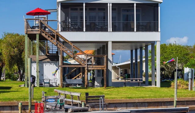 "Already Gone" in Shell Point.Canal Front, Boat Dock, Porch, Pool, Pool Table in Crawfordville
