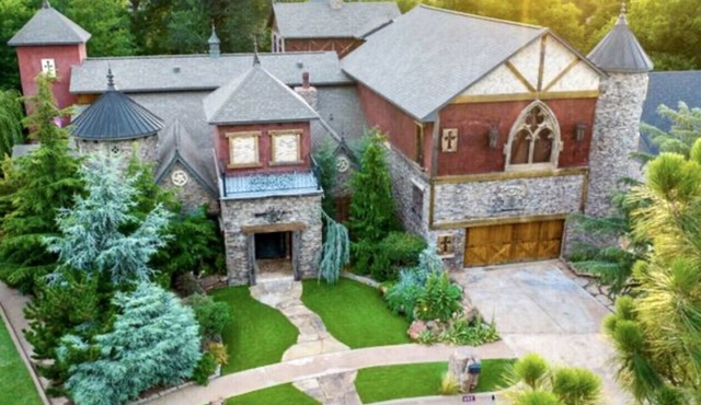 Amazing unique castle experience “Scarlet Manor” 5 bedroom/5 bath in Norman