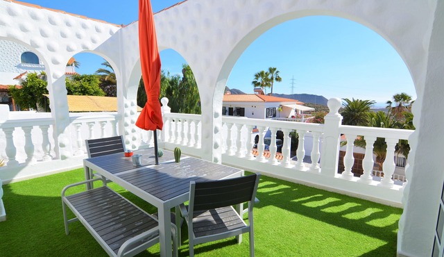 Apartment in private Villa with sea views, community pool, WIFFI. in Arona