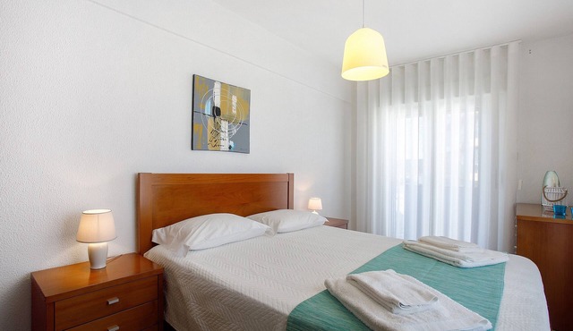 Apartment 'Campo Mar - T1 Beach View' with Sea View, Balcony and Wi-Fi in São Martinho do Porto