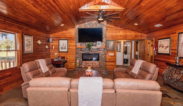 Beautiful Log Home 5mi from Suwanee Music Park! in Live Oak