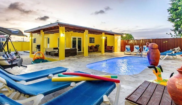 Beautiful & spacious villa with private pool, just 3 minutes from Eagle Beach in Noord