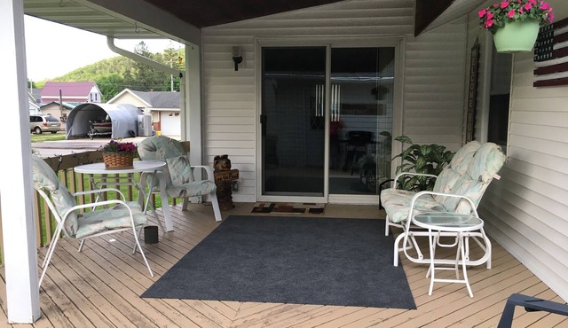 Charming 3-bedroom house next to the bike trail in Peterson