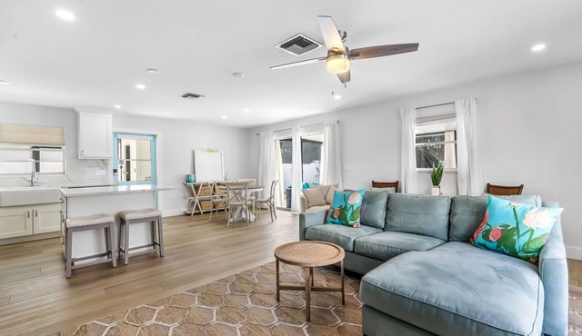 Charming Beach Bungalow, Perfect for all! in Naples