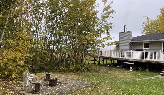 Cheerful 3 Bedroom Cottage with Fireplace. in Pickerel Point