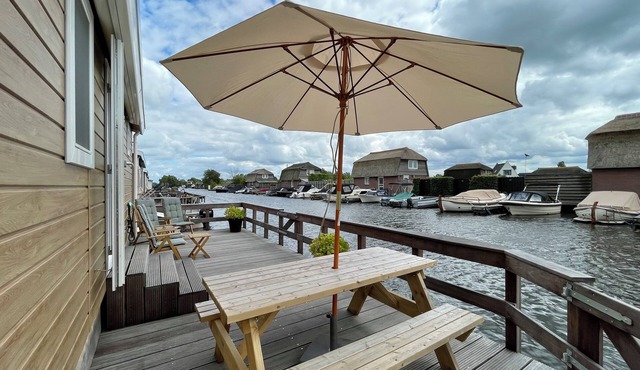 Comfortable holiday home for 4 guests with a waterfront terrace, private swimming ladder, and private mooring dock. in Breukelen