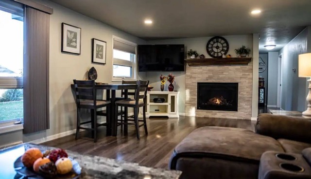 Cozy & Cheerful Home-2 Levels of Comfort! in Green Bay