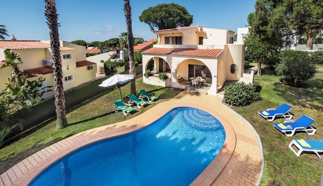 Exclusive Retreat in Vilamoura, private pool, off-street parking, Free AC & wifi in Vilamoura