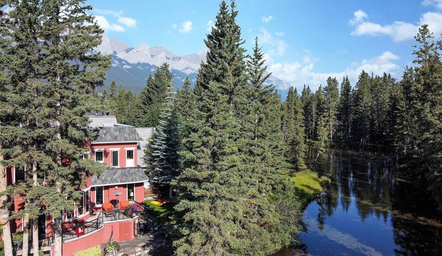 Full-Home Rocky Mountain Creekside Retreat. Mountain Views & Family Friendly in Canmore