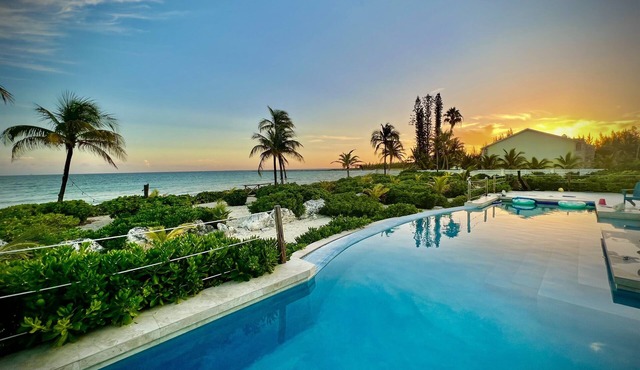 GoldenEye- Beach Villa With Dock in Freeport