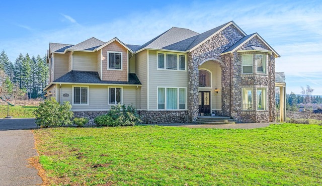 Huge home on 10 acres with Hot tub/Sauna & Privacy in Washougal