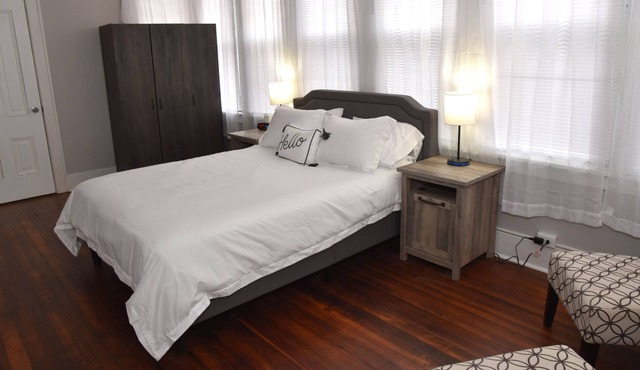 HUGE Pet Friendly 2 Bedroom Apartment Close To Everything In Town! in Burlington