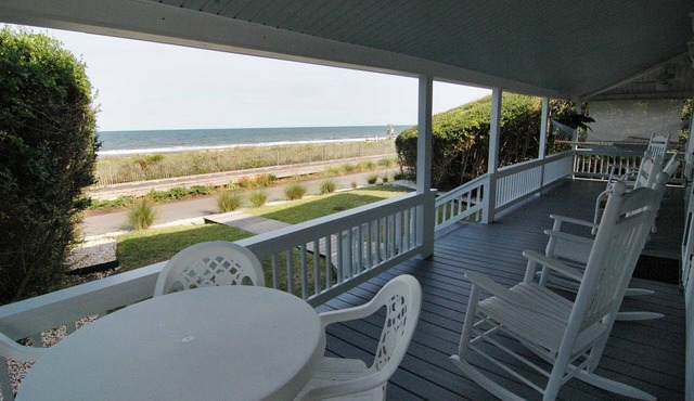 JULY 4TH SPECIAL-Huge Seaside Porch Near Pier, HAMMOCK,OCEANFRONT,STEPS TO BEACH in Kure Beach