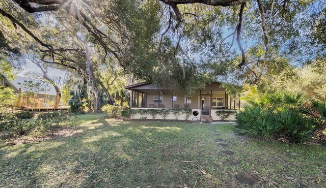 Lakefront home on Lake Kerr near Salt Springs with large porch and great yard in Salt Springs