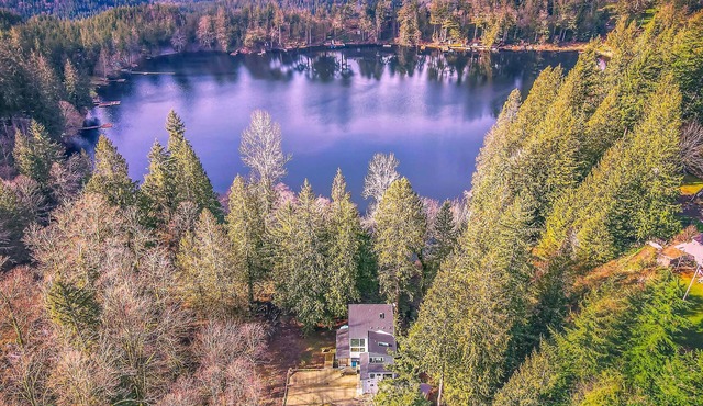 Lakefront Luxury: Private Lake Access, Near Skiing in Enumclaw