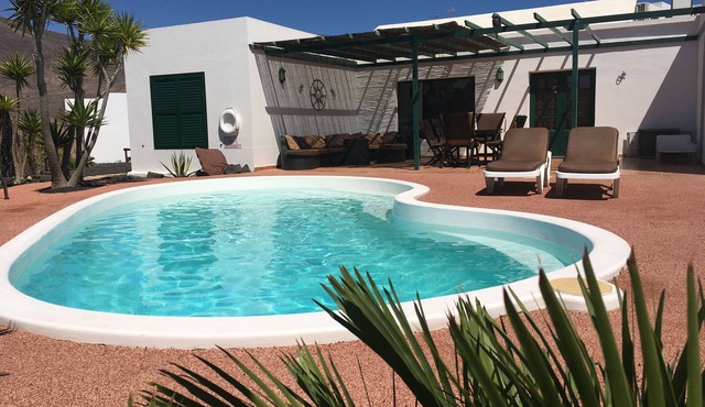 Large Luxury Private Detached Villa with heated Pool, Free Wi-Fi in Playa Blanca