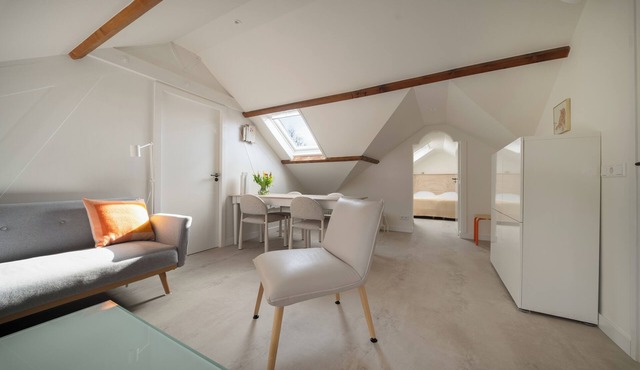 Located 500 m. from the beach 1-4 pers. upstairs apartment, terrace and garden. in Oostkapelle