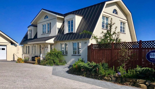 Luxury Scandinavian style villa (13-14 guests) with hot tub at the Golden circle in Reykholt