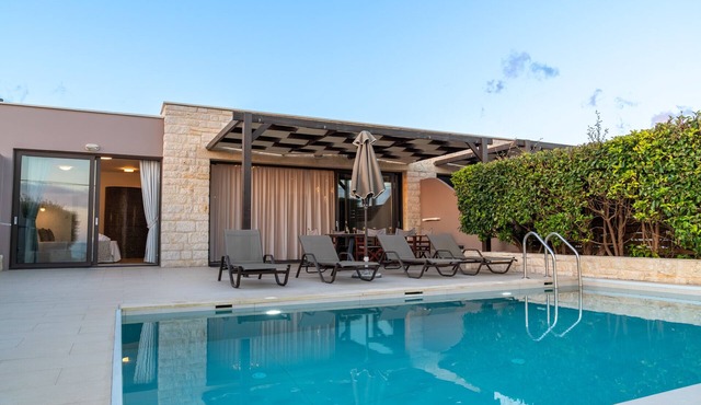 Mary 2, Waterfront villa,Private pool,Tavern in Frangocastello