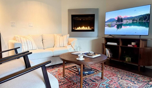 Modern and Tranquil Gem, Close to Downtown, Cruise Terminal, Beach and Ski Hills in West Vancouver