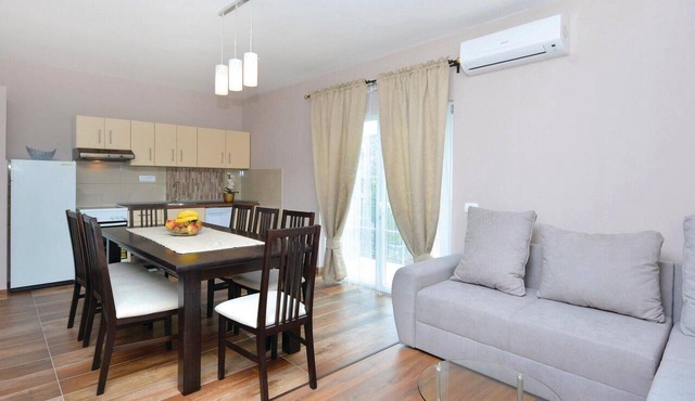 Nice apartment in Srinjine in Srinjine