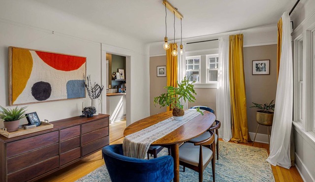 Orchard Luxe: Modern 3BR home steps from UO, perfect for six guests. in Eugene