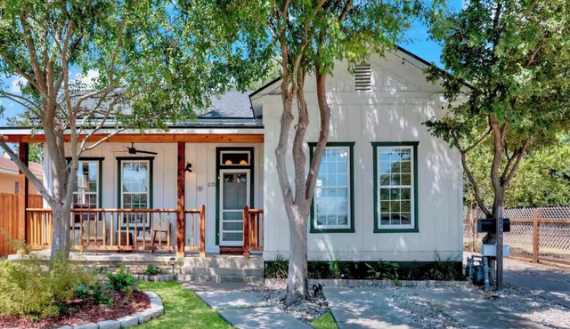 Peaceful Austin Cottage with Private Yard. Centrally Located in Austin