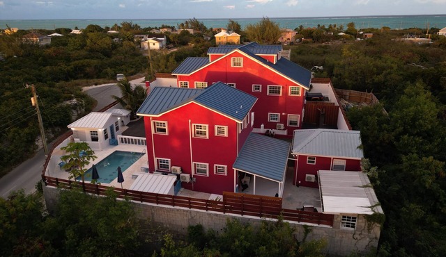 Poolside Tiny House, steps away from the pool! Privacy gate & keyless! in Blue Hills