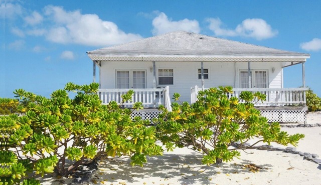Private Beach front cottage in Old Bight Settlement