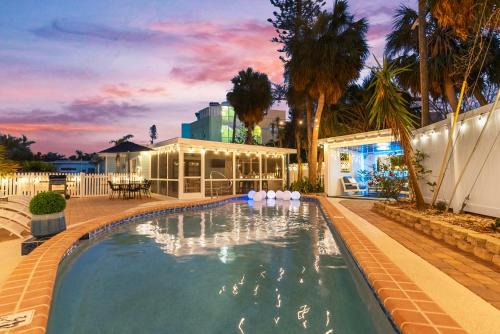 Private Heated Pool - 100 Steps to Beach Access - 5-min walk to Siesta Key Village in Siesta Key