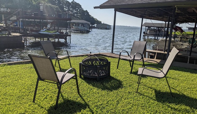 Remodeled 4 BR Lake Front Getaway Sleeps 14 in Trinidad