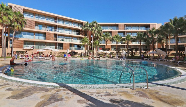 Salgados 4Seasons Apartment with Pool, A/C, Wi-Fi, Garden & Balcony in Albufeira