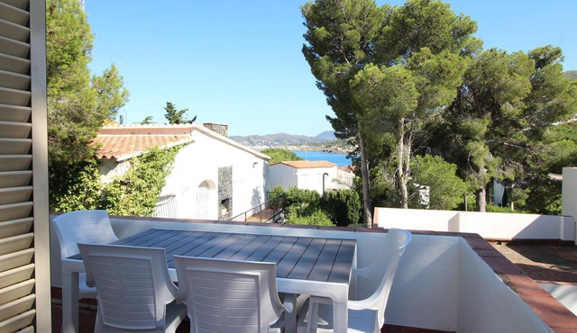 Seaside Villa with Garden, 100m from La Farella Beach, 3 Bedrooms, Sleeps 6 in Llançà