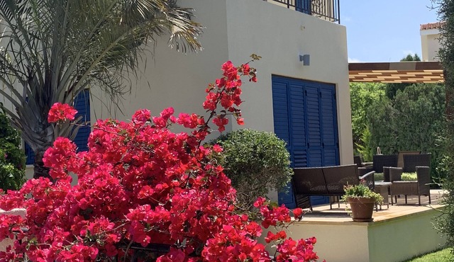 Spacious 3 bed , Private Pool, Large Peaceful Garden And Great Views in Coral Bay