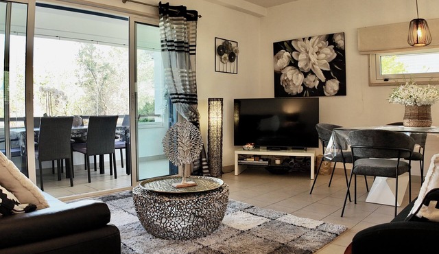 Splendid apartment with covered terrace, shared pool, WIFI, Air-Cond in Lagos