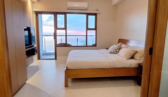 StayLuxia Manilabayview King 1BR 1BA Junior Suite w/Balcony, Pool, Netflix in Manila