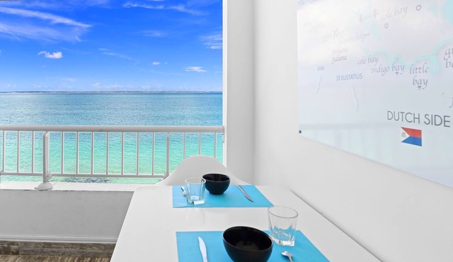 studio nine feet in the water. New condo feet in water. in Grand-Case