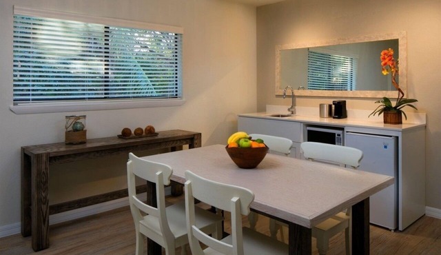 Studio w/King Bed, Kitchenette, Outdoor Pool, Free Parking & Pet Friendly in Islamorada