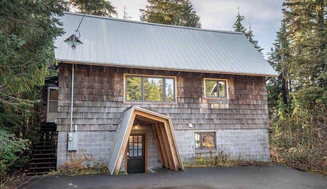 Summer special, stay before 9/4/26 get third night free ! in Government Camp