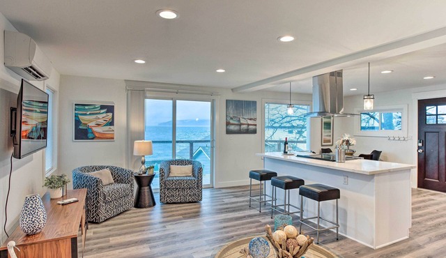 Tacoma 'Dash Point Beach Cabin' w/Balcony! in Tacoma